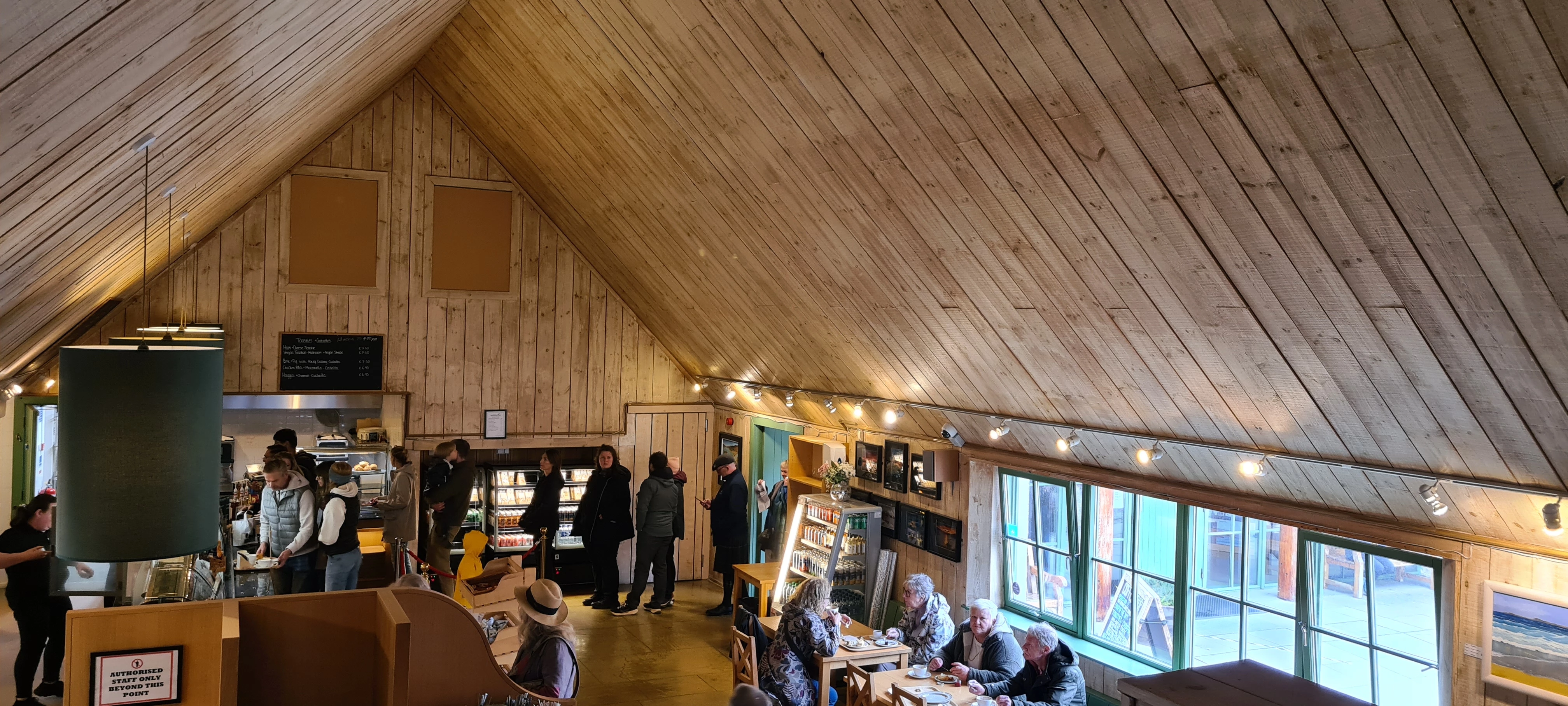 Szkocja jest bardzo surowa, a stosowane drewno też !